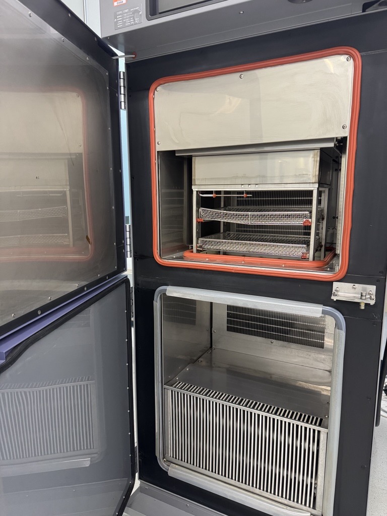 Temp cycling chamber used in mechanical testing